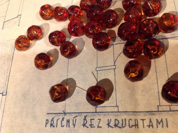 Vintage germany lucite amber baroque beads ヴィンテージ ビーズ 1枚目の画像