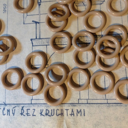 Vintage germany plastic beige ring beads ヴィンテージ ビーズ 1枚目の画像