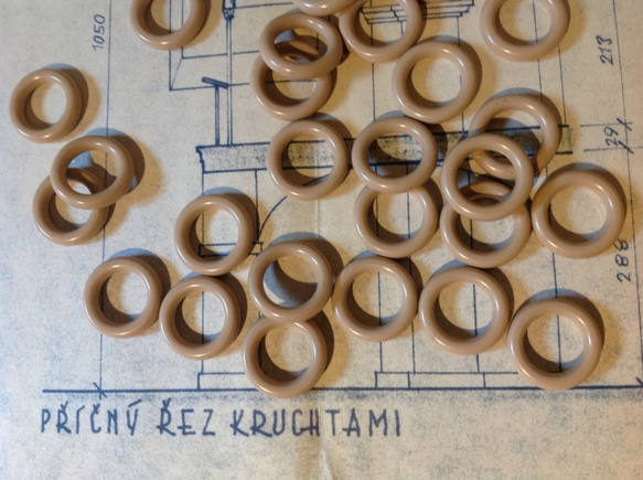 Vintage germany plastic beige ring beads ヴィンテージ ビーズ 1枚目の画像