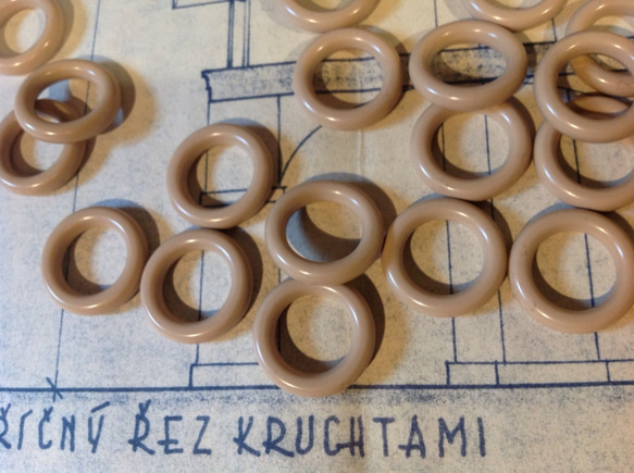 Vintage germany plastic beige ring beads ヴィンテージ ビーズ 2枚目の画像