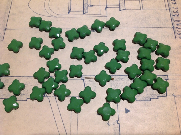 Vintage germany green clover beads ヴィンテージ ビーズ 2枚目の画像