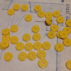 Vintage lucite yellow disc specer beads ヴィンテージ ビーズ 1枚目の画像