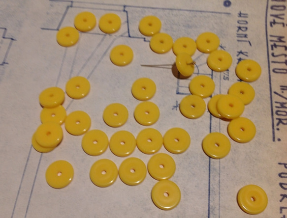 Vintage lucite yellow disc specer beads ヴィンテージ ビーズ 1枚目の画像
