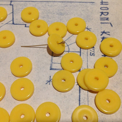 Vintage lucite yellow disc specer beads ヴィンテージ ビーズ 2枚目の画像