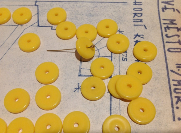 Vintage lucite yellow disc specer beads ヴィンテージ ビーズ 2枚目の画像