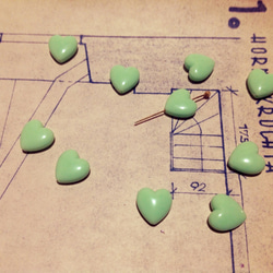 Vintage germany lucite mint green heart beads ヴィンテージ ビーズ 1枚目の画像