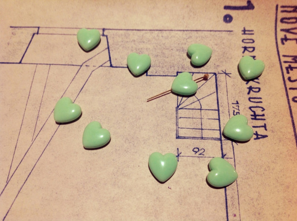 Vintage germany lucite mint green heart beads ヴィンテージ ビーズ 1枚目の画像