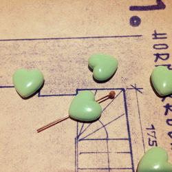 Vintage germany lucite mint green heart beads ヴィンテージ ビーズ 2枚目の画像