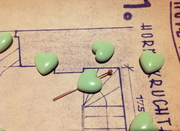 Vintage germany lucite mint green heart beads ヴィンテージ ビーズ 2枚目の画像