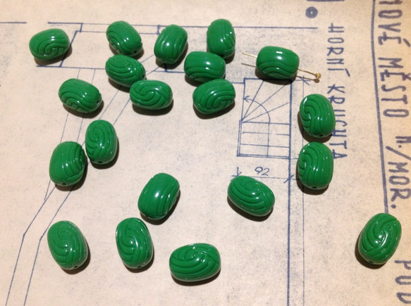 Vintage germany knot green oval beads ヴィンテージ ビーズ 1枚目の画像