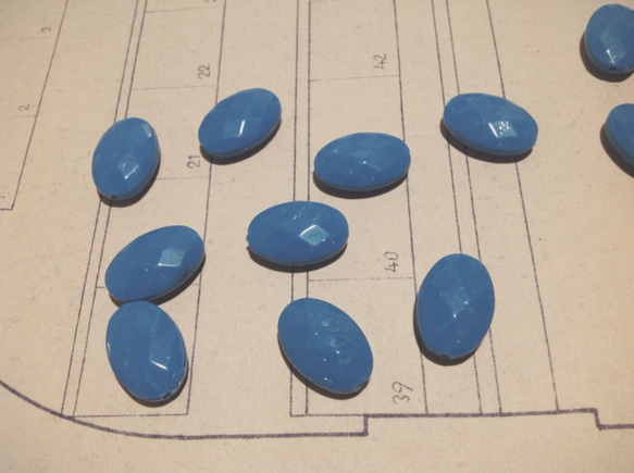 Vintage blue facetcut style oval beads ヴィンテージ ビーズ 3枚目の画像