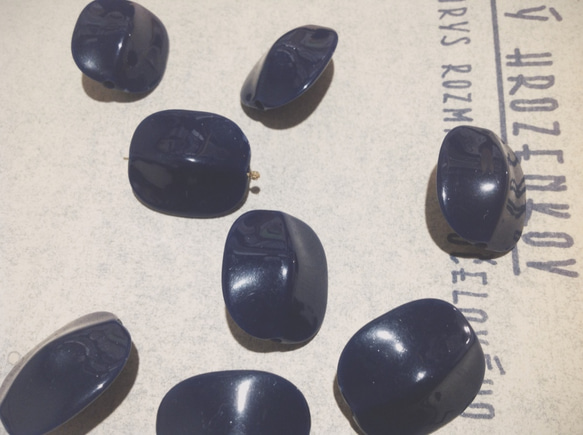 Vintage germany lucite navy beads ヴィンテージ ビーズ 2枚目の画像