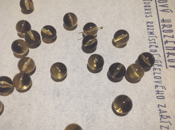 Vintage germany lucite olive round beads ヴィンテージ ビーズ 1枚目の画像