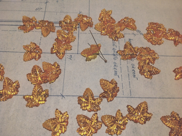 Vintage maple leaves orange plastic beads ヴィンテージ ビーズ 1枚目の画像