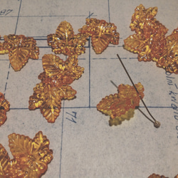 Vintage maple leaves orange plastic beads ヴィンテージ ビーズ 2枚目の画像