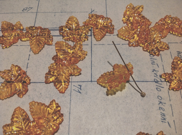 Vintage maple leaves orange plastic beads ヴィンテージ ビーズ 2枚目の画像