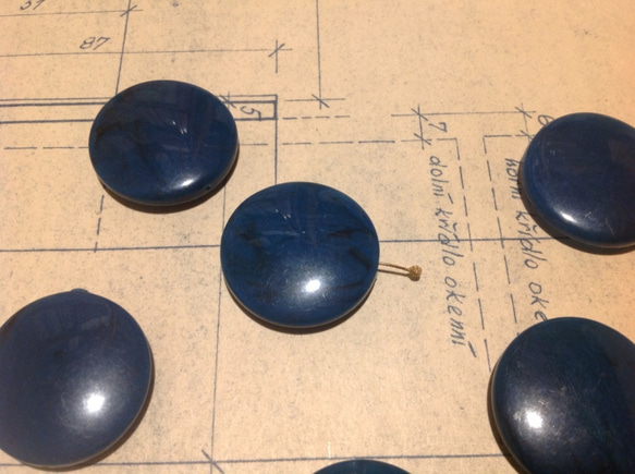 Vintage germnay blue black marble coin lucite beads 2枚目の画像