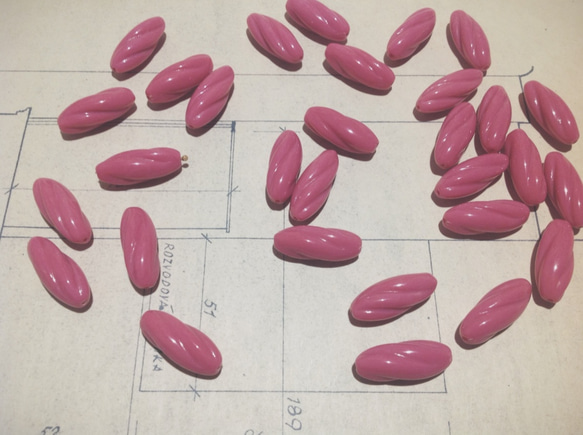 Vintage italy lucite twist pink beads ヴィンテージ ビーズ 1枚目の画像