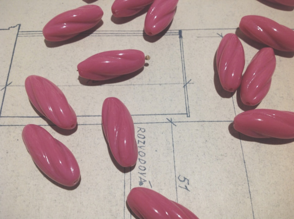 Vintage italy lucite twist pink beads ヴィンテージ ビーズ 2枚目の画像