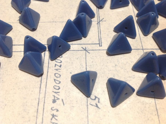 Vintage germnay lucite blue triangle beads ヴィンテージ ビーズ 1枚目の画像