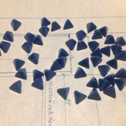 Vintage germnay lucite blue triangle beads ヴィンテージ ビーズ 2枚目の画像