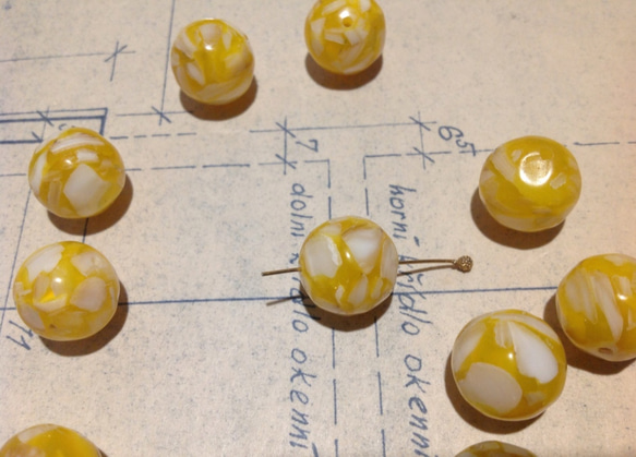Vintage germnay MOP resin yellow beads ヴィンテージ ビーズ 1枚目の画像