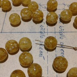 Vintage white flake & yellow round beads ヴィンテージ ビーズ 2枚目の画像