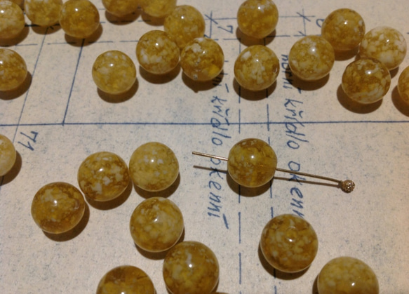 Vintage white flake & yellow round beads ヴィンテージ ビーズ 2枚目の画像