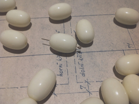 Vintage germany lucite ivory oval beads ヴィンテージ ビーズ 1枚目の画像