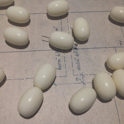 Vintage germany lucite ivory oval beads ヴィンテージ ビーズ 2枚目の画像