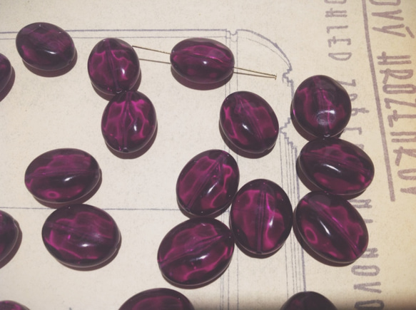 Vintage germnay lucite beads oval purple ヴィンテージ ビーズ 1枚目の画像