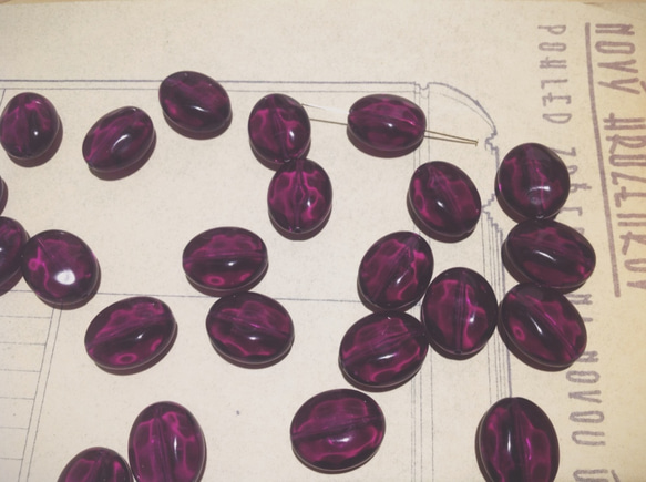 Vintage germnay lucite beads oval purple ヴィンテージ ビーズ 2枚目の画像