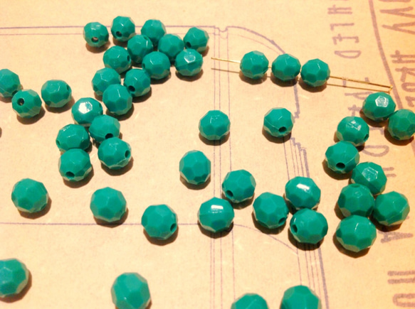 Vintage facet cut green round beads ヴィンテージ ビーズ 2枚目の画像