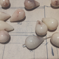 Vintage germnay lucite tear drop marble beads ヴィンテージ ビーズ 1枚目の画像