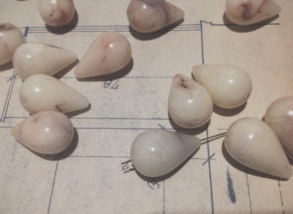 Vintage germnay lucite tear drop marble beads ヴィンテージ ビーズ 1枚目の画像