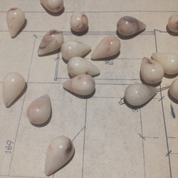 Vintage germnay lucite tear drop marble beads ヴィンテージ ビーズ 2枚目の画像