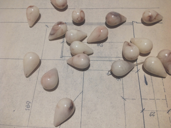 Vintage germnay lucite tear drop marble beads ヴィンテージ ビーズ 2枚目の画像