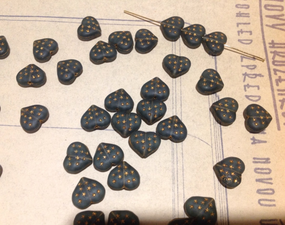 Vintage Czech matte gray gold heart beads ヴィンテージ ビーズ 星 2枚目の画像