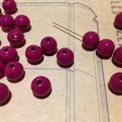 Vintage magenta round beads ヴィンテージ ビーズ 1枚目の画像