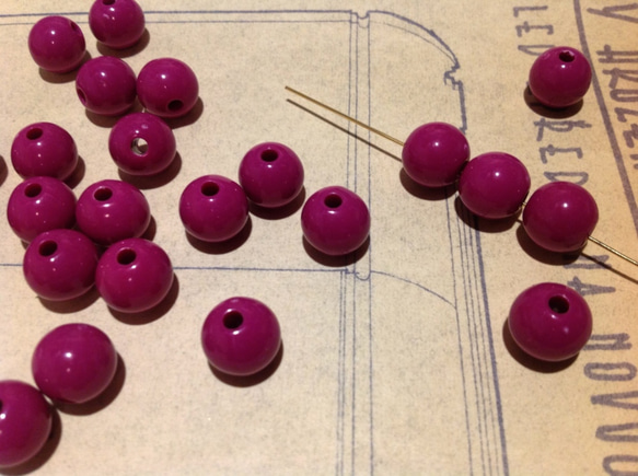 Vintage magenta round beads ヴィンテージ ビーズ 1枚目の画像