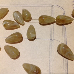 Vintage germnay lucite teardrop beige marble beadsヴィンテージ ビーズ 1枚目の画像