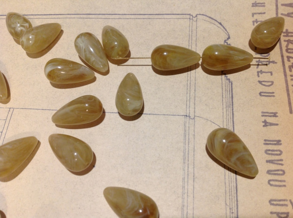 Vintage germnay lucite teardrop beige marble beadsヴィンテージ ビーズ 1枚目の画像