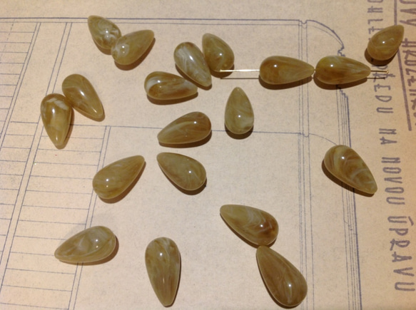 Vintage germnay lucite teardrop beige marble beadsヴィンテージ ビーズ 2枚目の画像