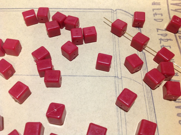 Vintage deep pink cube beads ヴィンテージ ビーズ 1枚目の画像