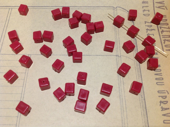 Vintage deep pink cube beads ヴィンテージ ビーズ 2枚目の画像