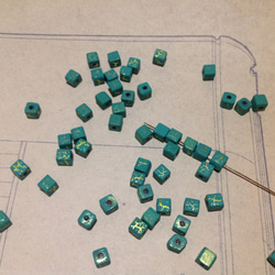 Vintage germnay gold green cube beads ヴィンテージ ビーズ 2枚目の画像