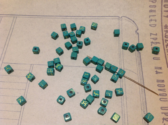 Vintage germnay gold green cube beads ヴィンテージ ビーズ 2枚目の画像