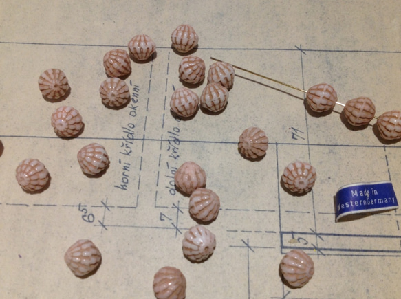 Vintage germany milk glass Pampkin beads dusty pink ビンテージ 2枚目の画像