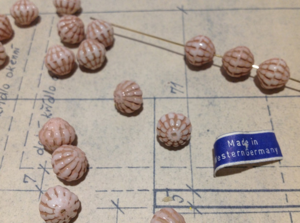 Vintage germany milk glass Pampkin beads dusty pink ビンテージ 1枚目の画像