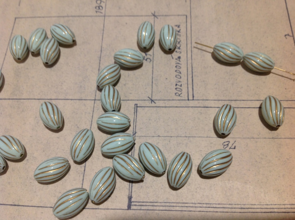 ☆8 vintage revival oval twist beads pale blue ヴィンテージ 復刻 1枚目の画像